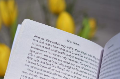 Review Buch kleine Frauen, aufgeschlagenes Buch